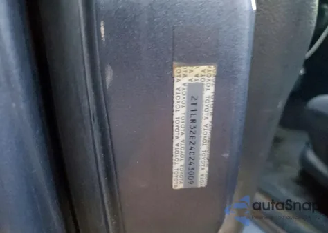 2004 Toyota Corolla Matrix Base z USA, uszkodzony, nr VIN 2T1LR32E24C243009